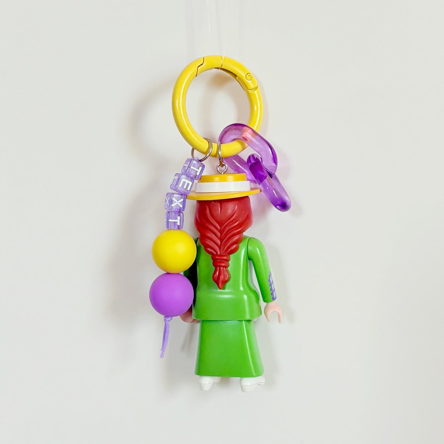 Vintage Lady_Green Dress Yellow Hat_Keychain