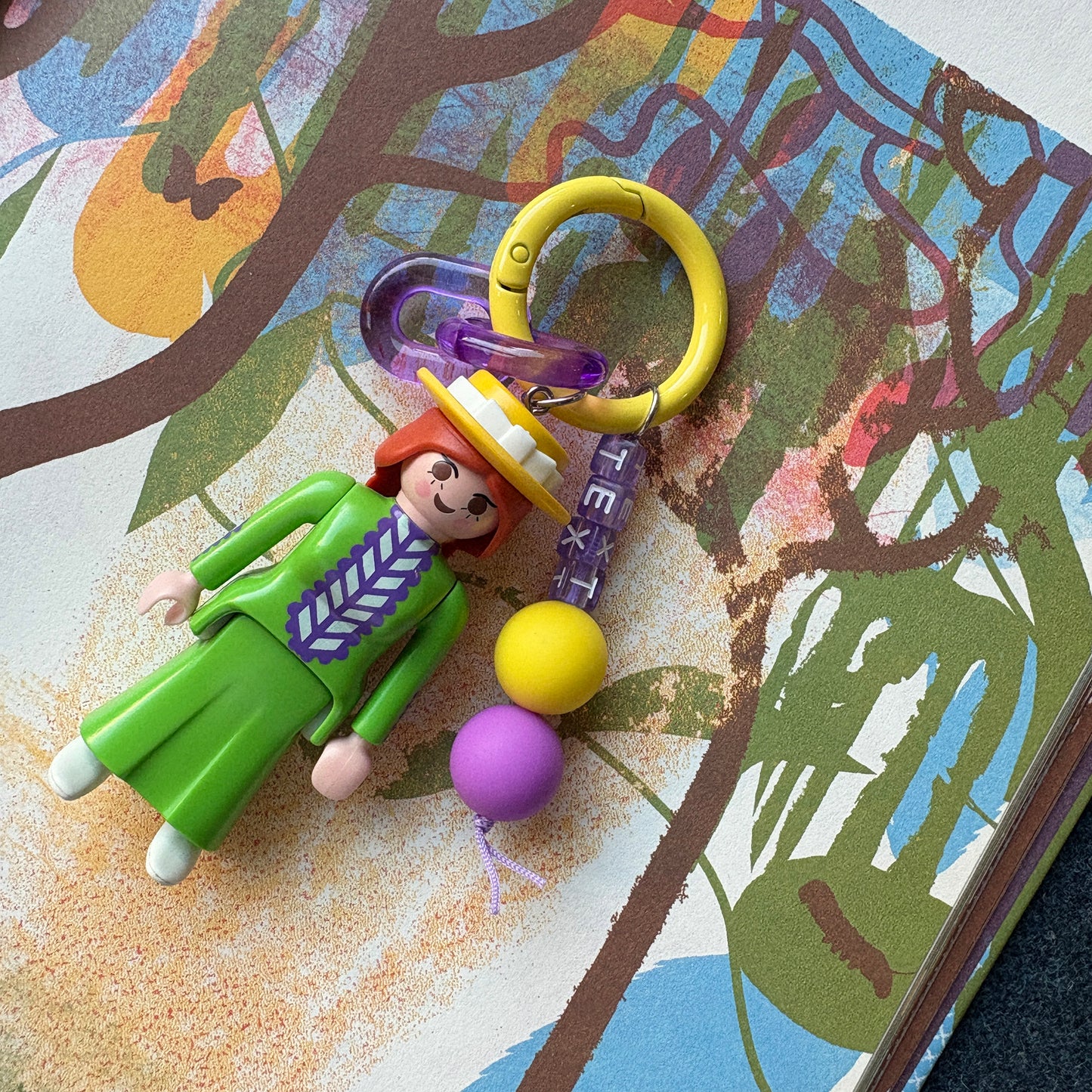 Vintage Lady_Green Dress Yellow Hat_Keychain